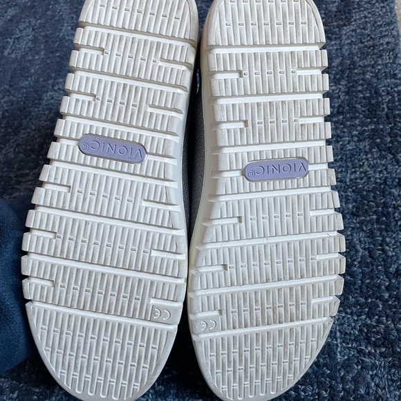 Barely worn Vionic Uptown Knit Skimmer Flat in light grey, size 8, width medium - Picture 4 of 5